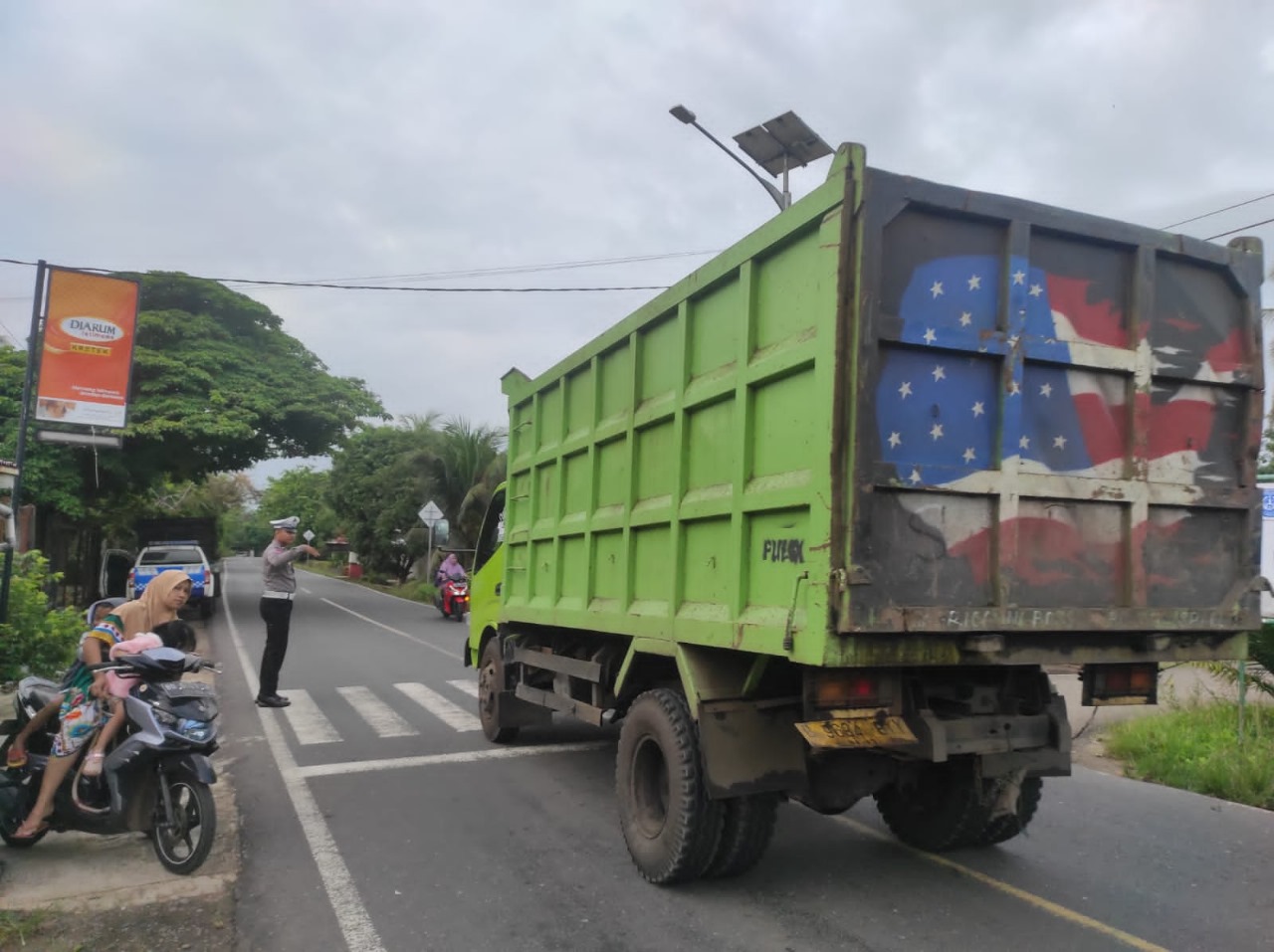 Polsek Ketahun Berikan Pelayanan Bagi Masyarakat Atur Lalu Lintas di Pagi Hari