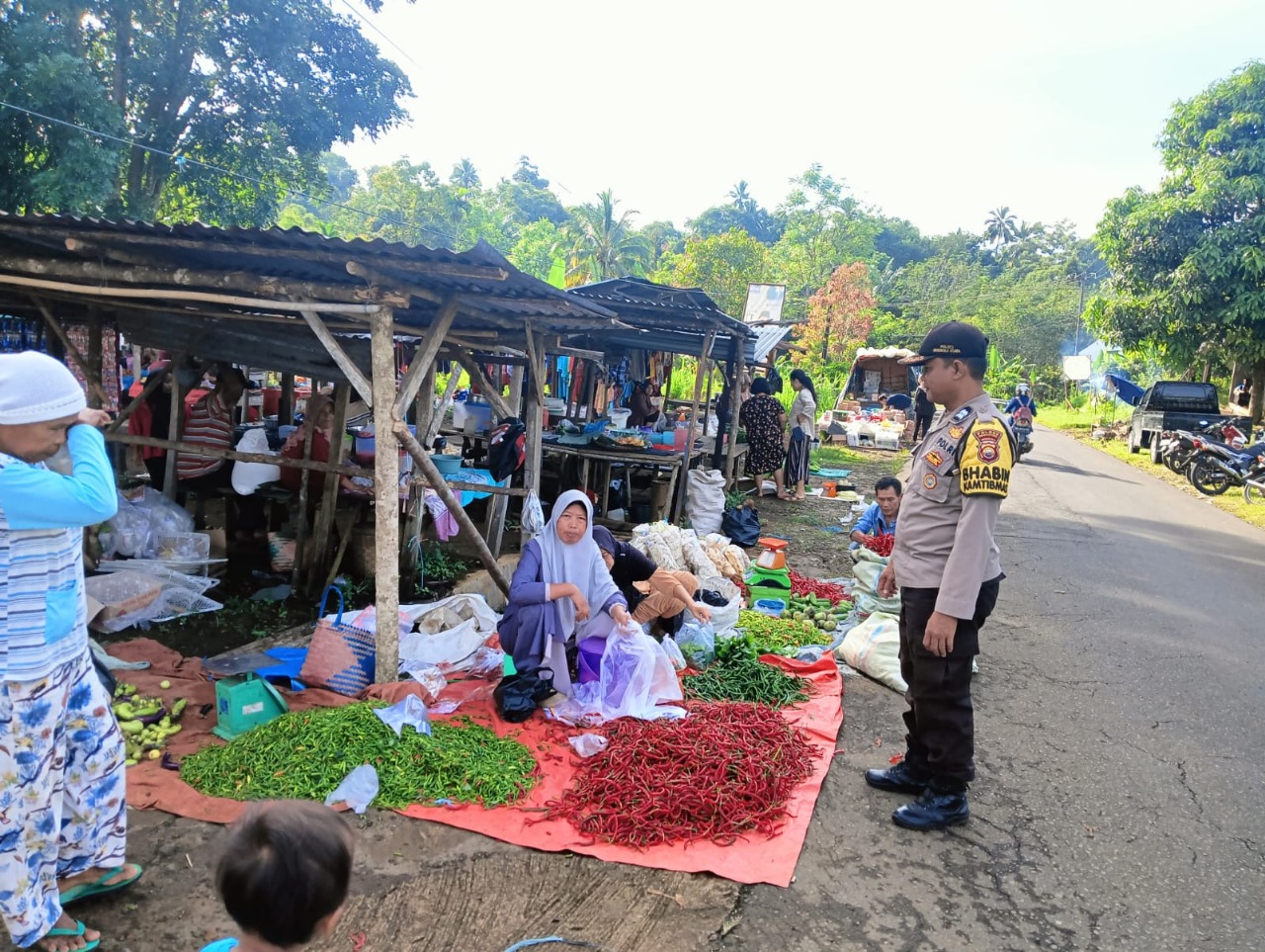 Bhabinkamtibmas Sambang Pasar Tradisional Sampaikan Pesan Kamtibmas