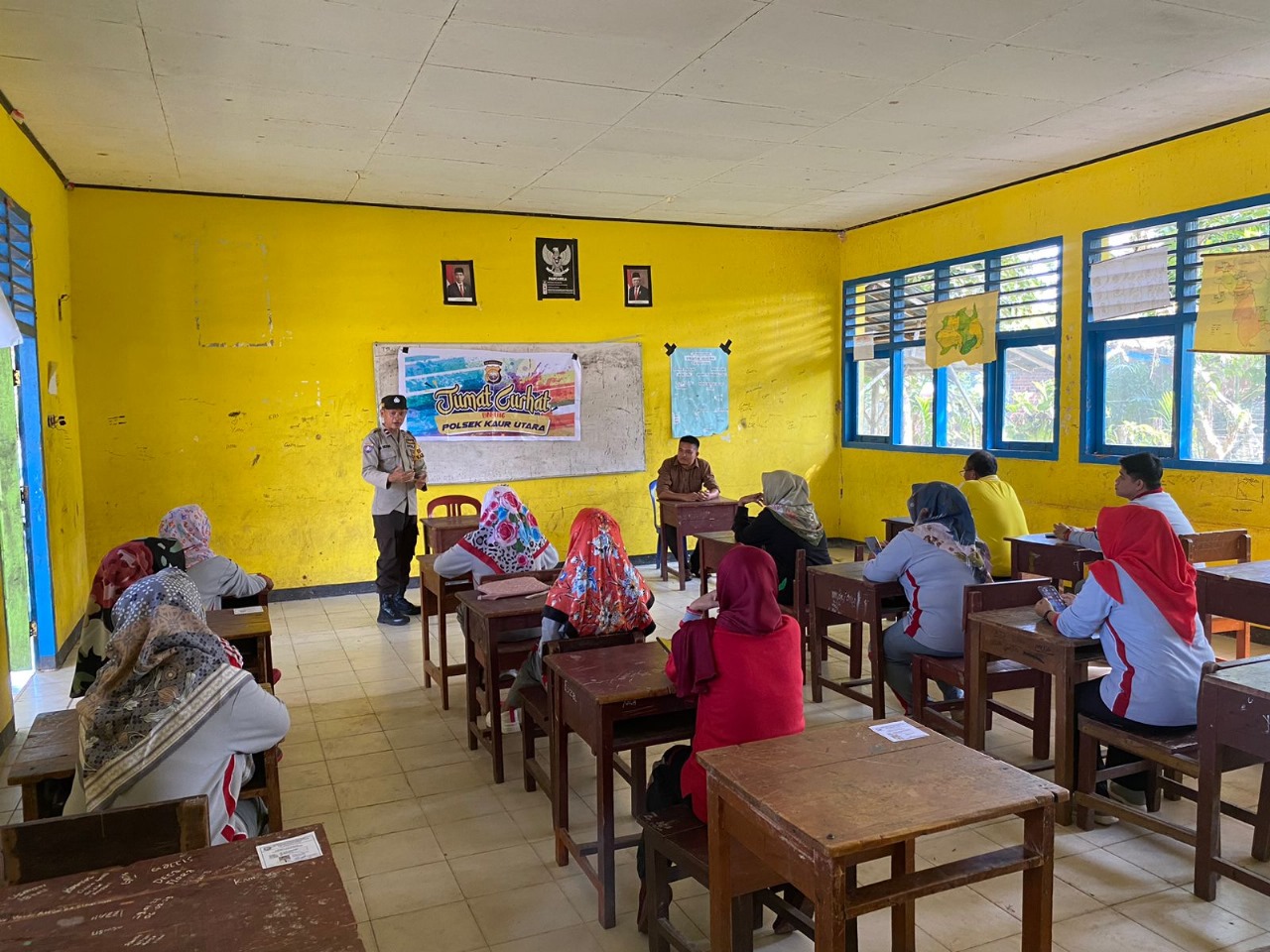 Bhabinkamtibmas Polsek Kaur Utara Melaksanakan Jumat Curhat di SMPN 11 Kaur 