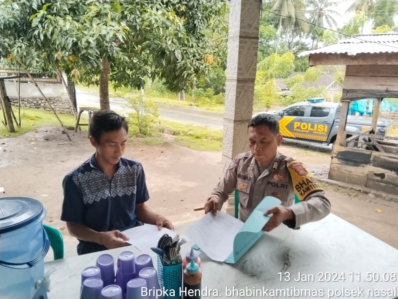 Bhabinkamtibmas Polsek Nasal Lakukan Inovasi Pelayanan Antara Alamat Penertiban SIK di Desa Ulak Pandan 