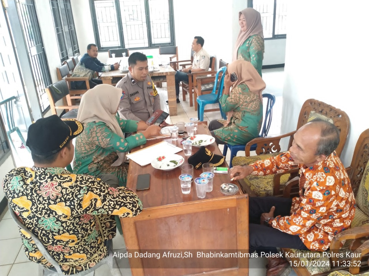 Bhabinkamtibmas Polsek Kaur Utara Sambang Silahturhmi di Kantor Lurah Sampaikan Imbauan kmatibmas Jelang Pemilu 