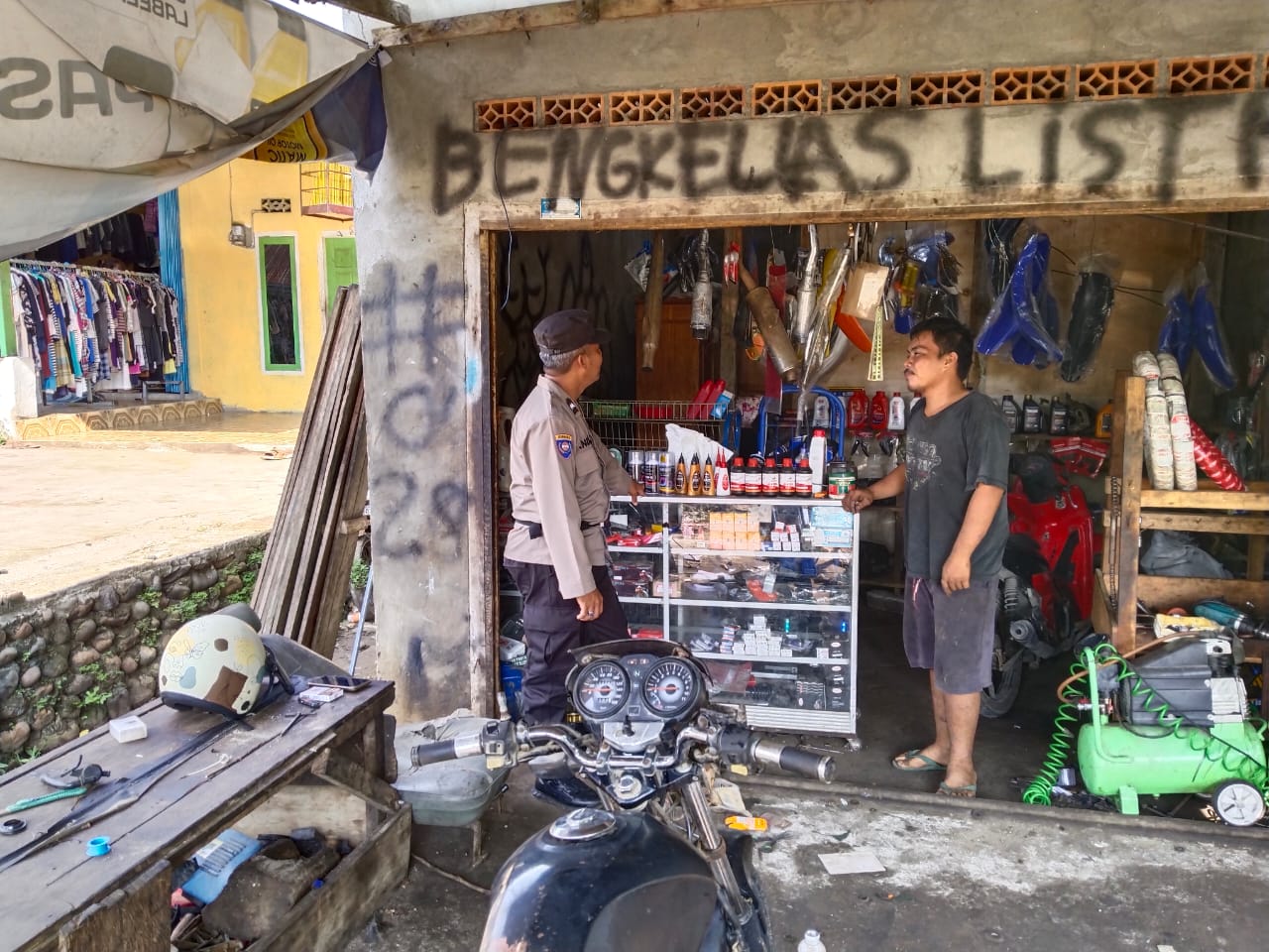 Sambangi Bengkel, Bhabinkamtibmas  Sampaikan Pesan Kamtibmas