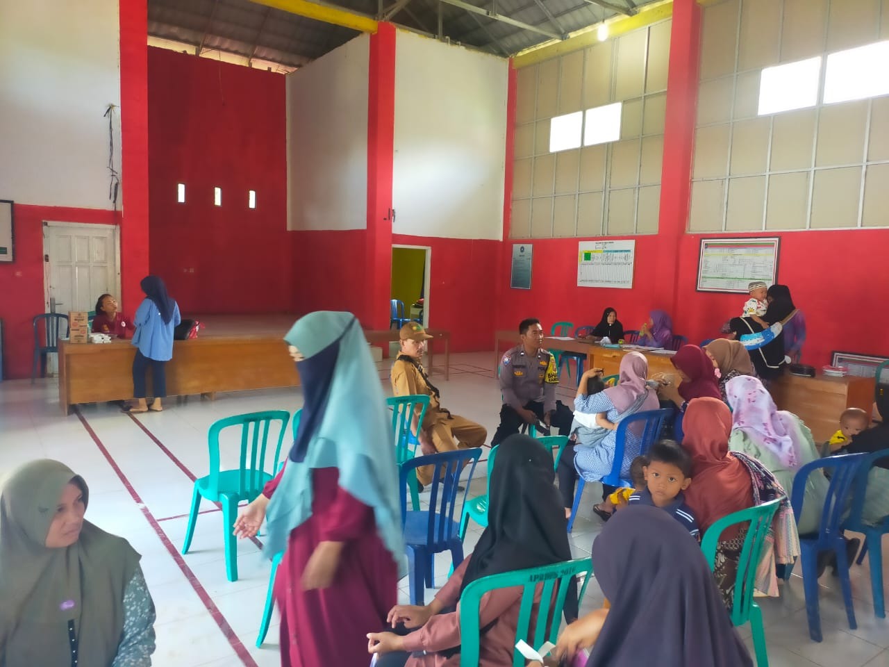 Hadir di Posyandu, Bhabinkamtibmas Polsek Ketahun Berikan Pesan Kamtibmas ke Warga
