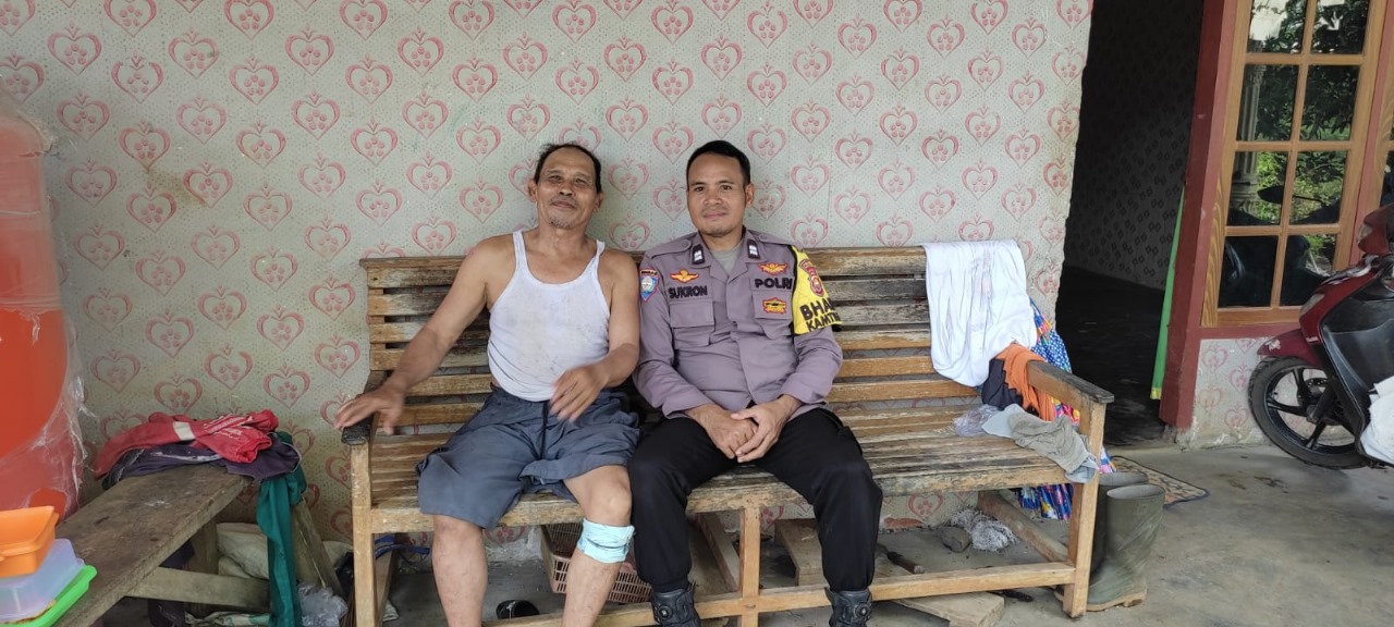 Peduli kepada Warganya, Bhabinkamtibmas Polsek Padang Jaya Jenguk Warga yang Sakit