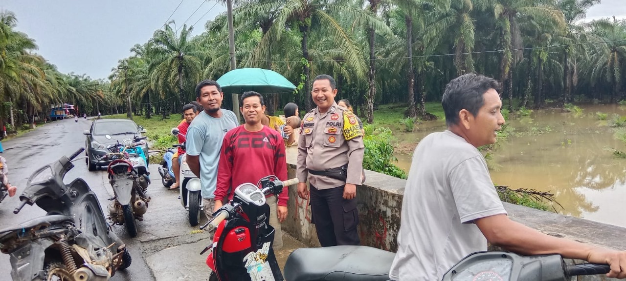 Bhabinkamtibmas Polsek Teras Terunjam Turun Lapangan Cek Debit Air Sungai Terkini