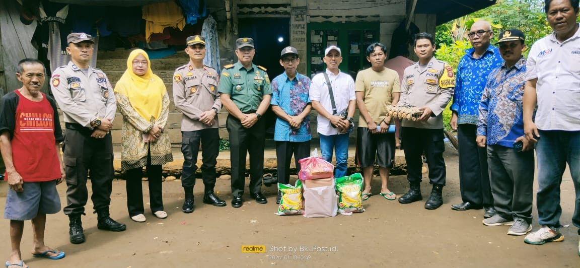 Kapolsek Lubuk Pinang Bersama Unsur Tripika, Kunjungi dan Berikan Bantuan kepada Korban Terdampak Sambaran Petir 