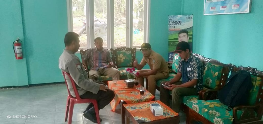 Melalui Cooling System Bhabinkamtibmas Desa Kualalangi Sambangi Ketua BPD, Berikan Imbauan Kamtibmas