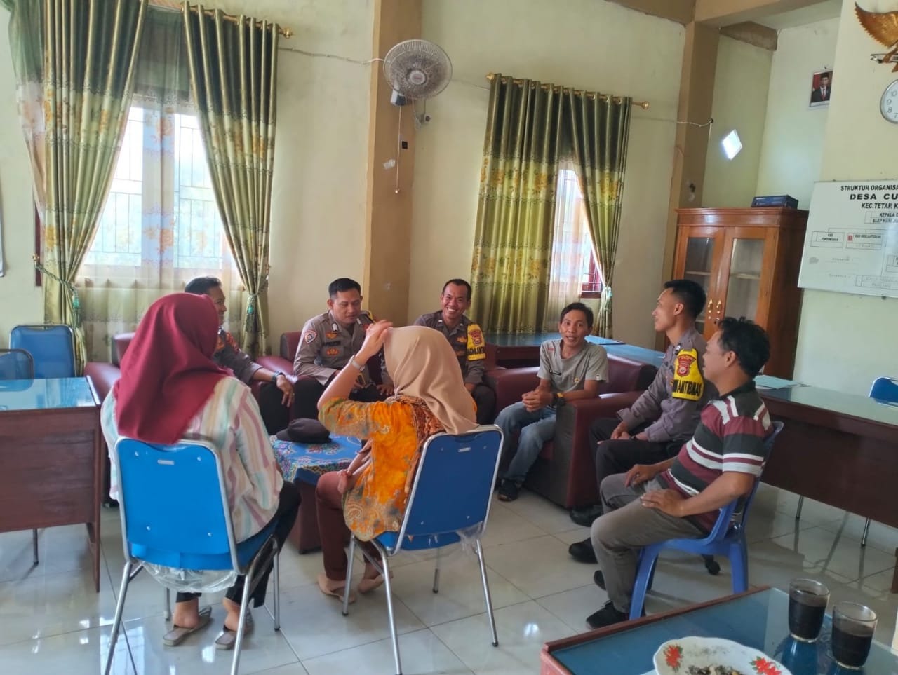 Bhabinkamtibmas Sambangi Tokoh Masyarakat di Desa Cucupan Sampaikan Imbauan Waspada Terhadap Perubahan Cuaca 