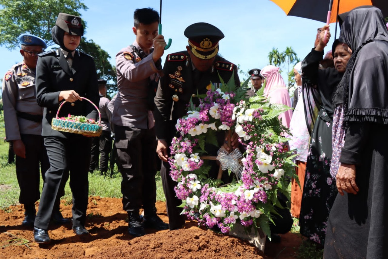 Kapolres Bengkulu Utara Memimpin Prosesi Pemakaman Personel Polsek Air Besi