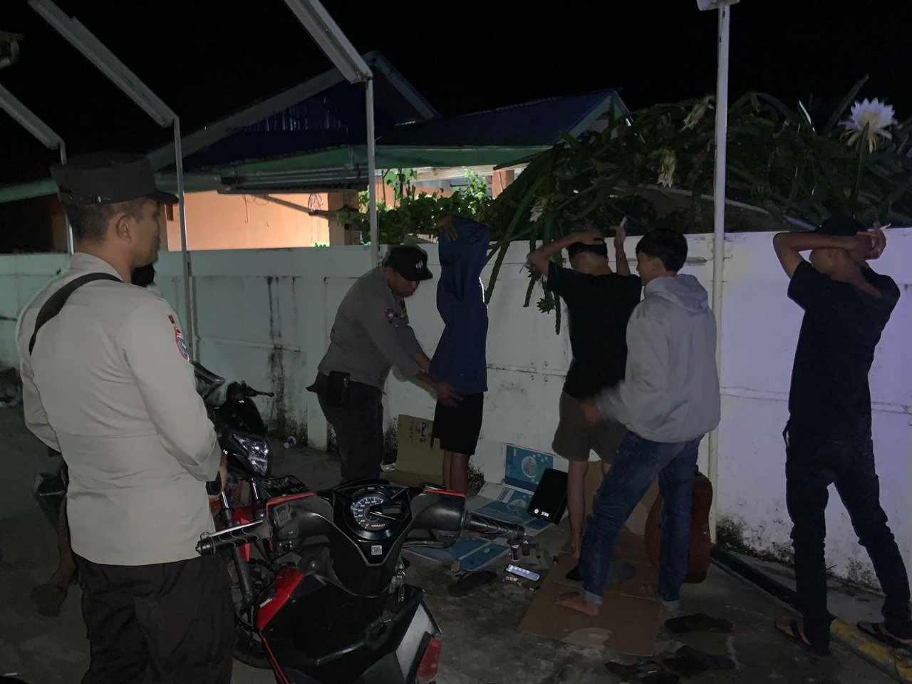 Patroli KRYD, Polsek Kaur Utara Sambangi dan Periksa Pemuda yang Sedang Nongkrong