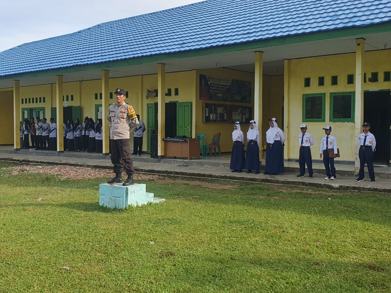 Police Go To School, Bhabinkamtibmas Ajak Guru dan Siswa SMPN 23 Kaur Jaga Keamanan dan Ketertiban Sekolah