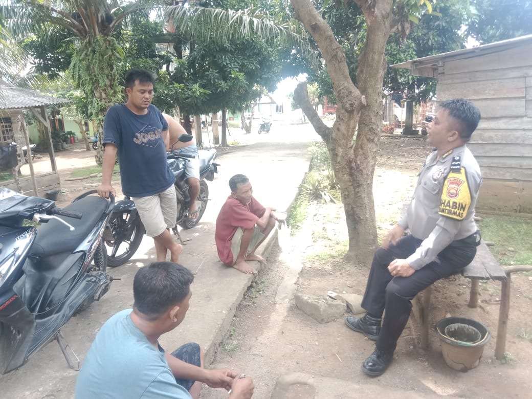 Ngobrol Bersama Warga, Bhabinkamtibmas Sampaikan Imbauan Kamtibmas