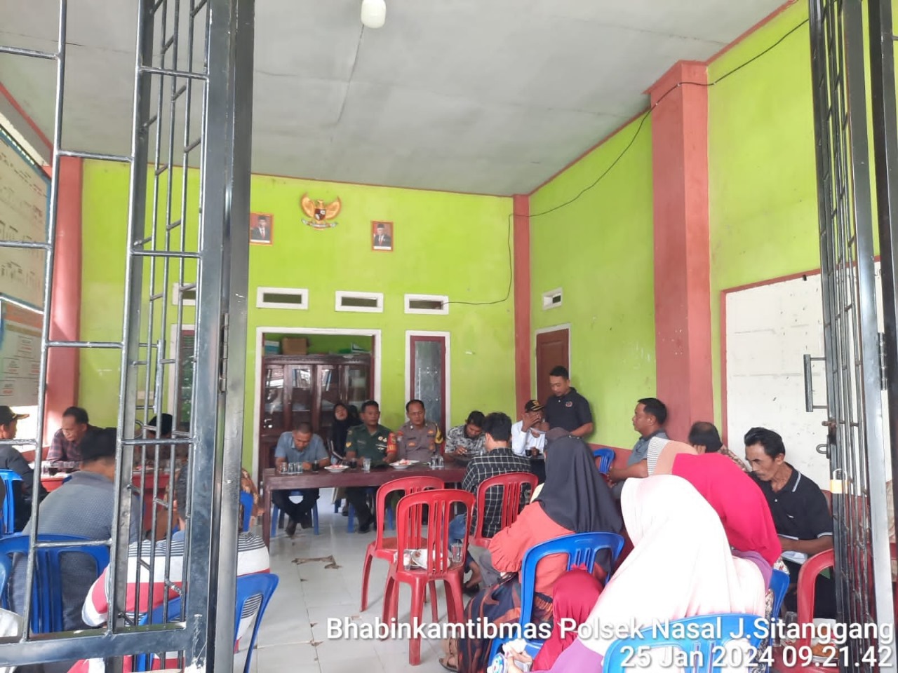 Hadiri Musrenbangdes Air Batang, Bhabinkamtibmas Polsek Nasal Sampaikan Imbauan 