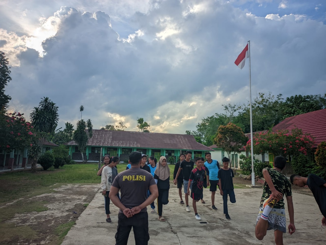 Wujudkan Hidup Sehat, Polsek Kotapadang Gelar Olahraga Bersama Remaja 