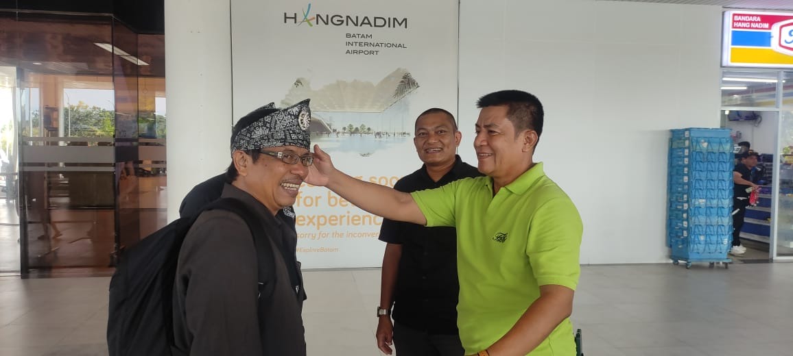 Tiba di Batam Hadiri Rapimprov I SMSI Kepri, Ketum SMSI Firdaus Dipakaikan Tanjak Melayu