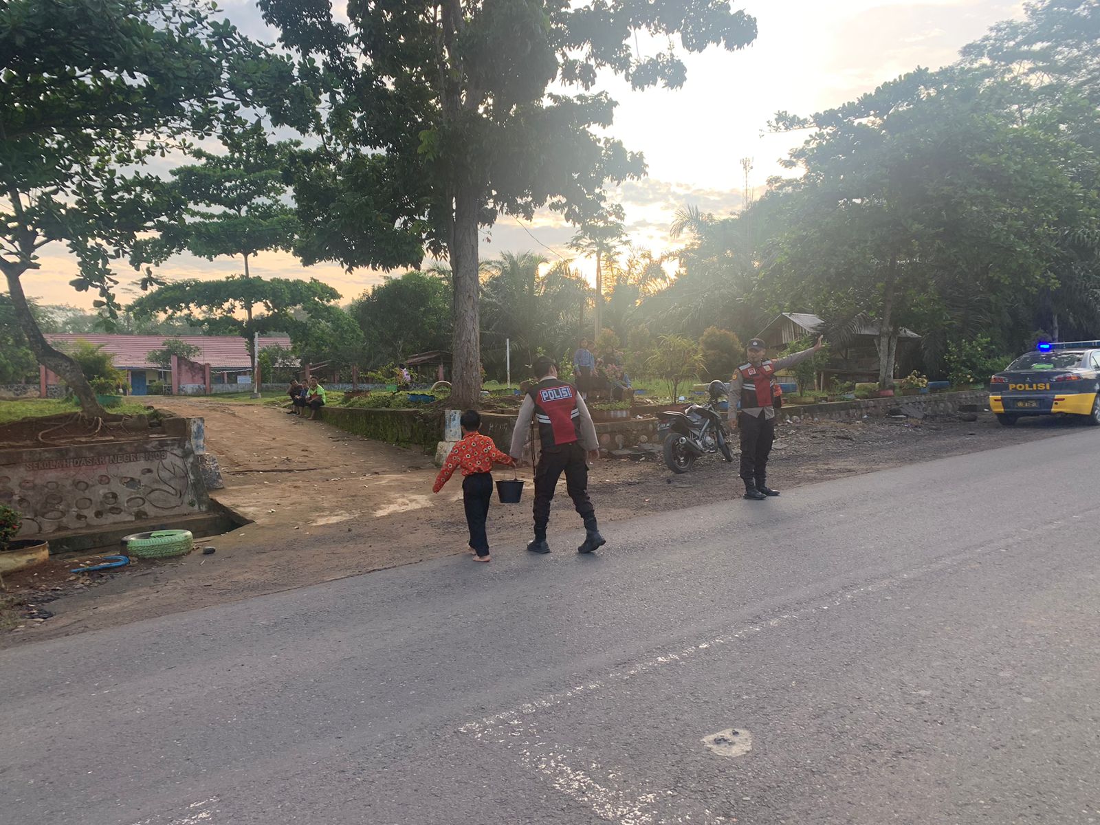 Polisi Lakukan Pengaturan Pagi, Bantu Penyeberangan Pelajar Masuk Sekolah