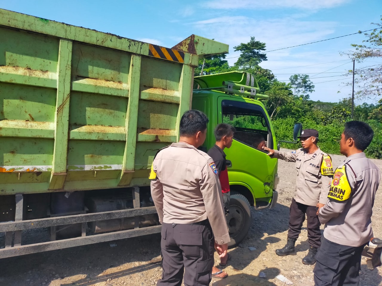 Bhabinakmtibmas Berikan Imbauan Para Sopir Batubara di Larang Melintasi Jalur Urai - Bintunan