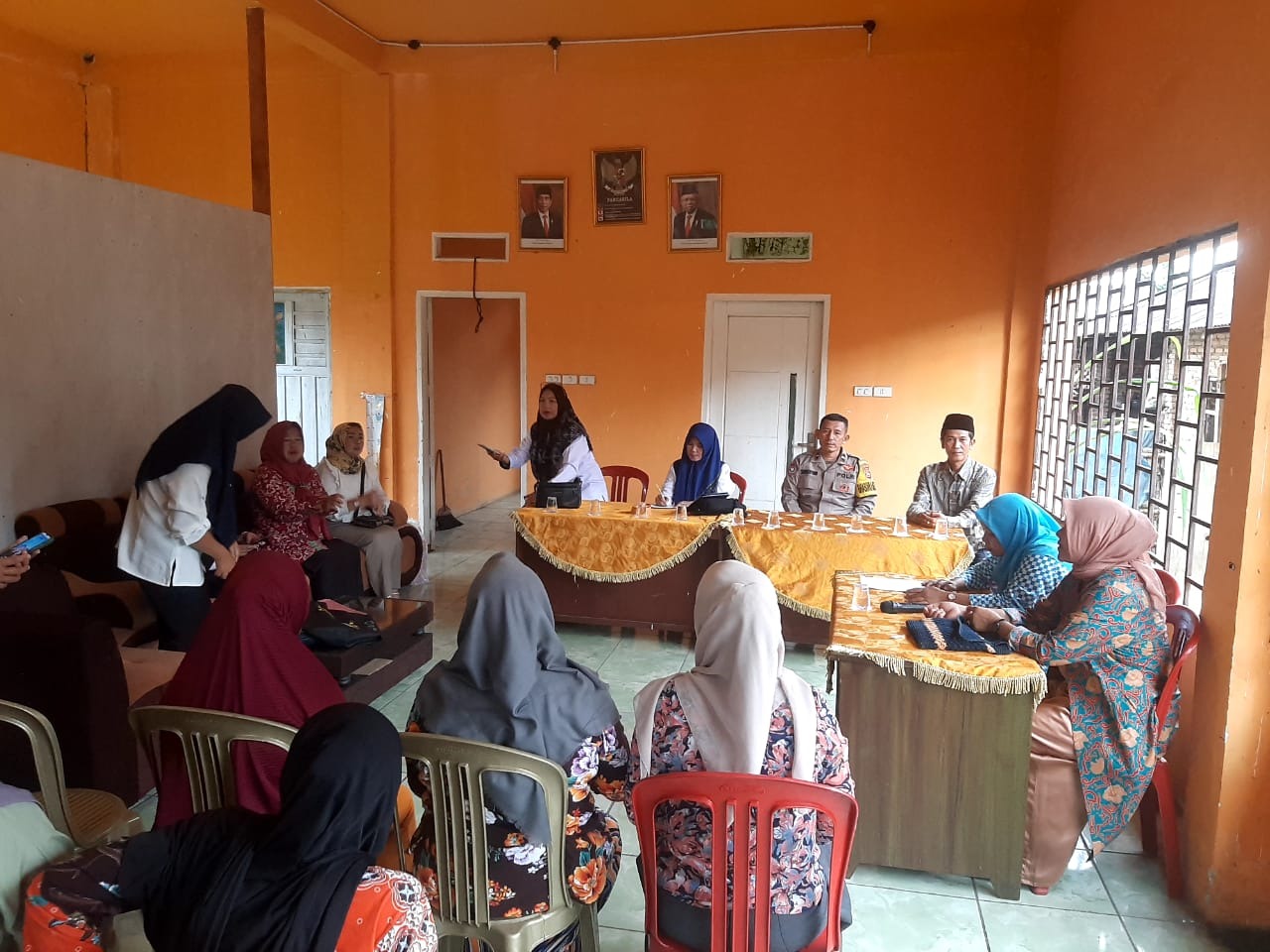 Bhabinkamtibmas Polsek Padang Ulak Tanding Sosialisasikan Keluarga Berencana di Desa Tanjung Sanai 1