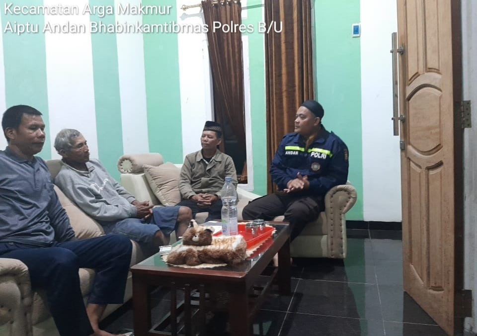 Kunjungi Tokoh Masyarakat Bhabinkamtibmas Ajak Masyarakat Pemilu Damai