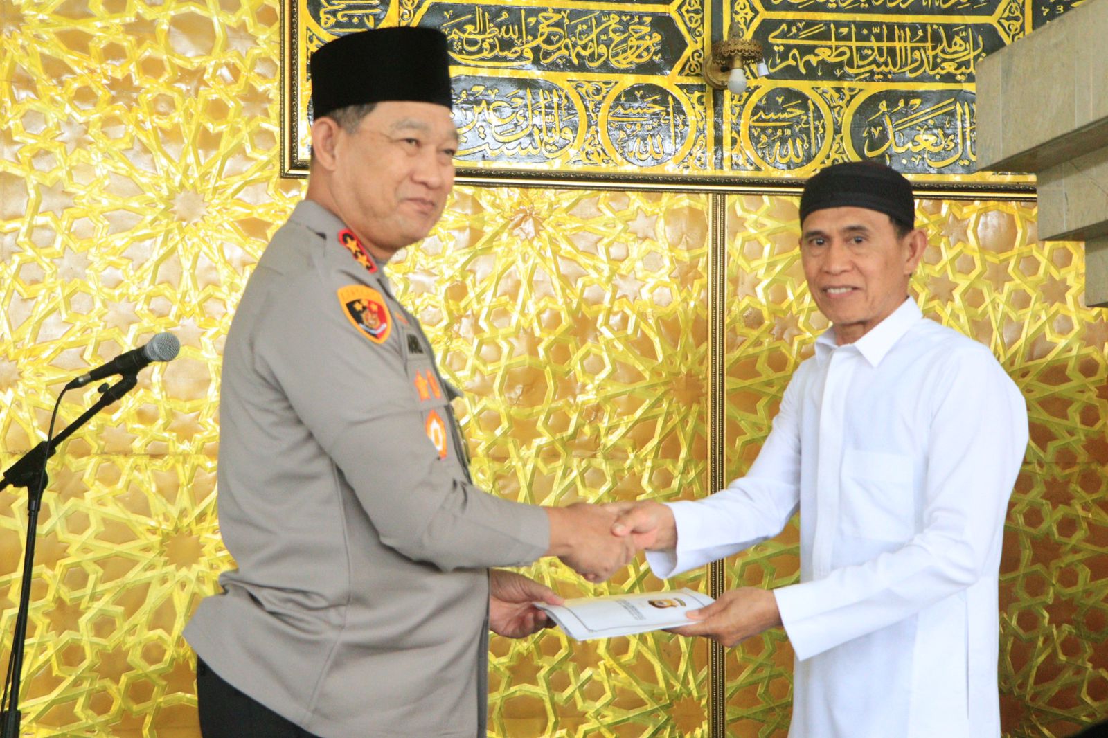 Kapolda Bengkulu Berikan Sumbangan Untuk Masjid Agung Baitul Makmur di Curup