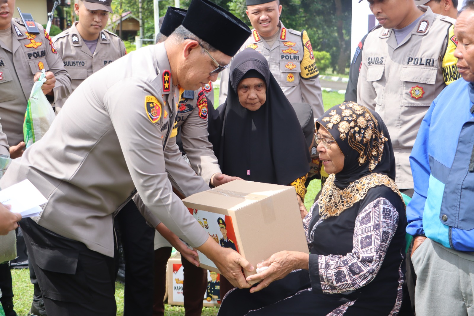 Polri Peduli, Kapolda Bengkulu Salurkan Bansos dan Bakti Kesehatan di Kepahiang