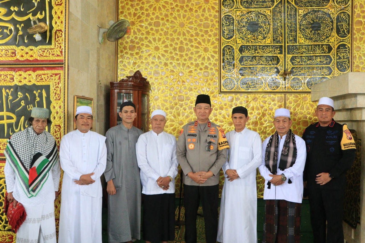 Di Rejang Lebong, Kapolda Bengkulu Berikan Sumbangan Untuk Masjid Agung Baitul Makmur
