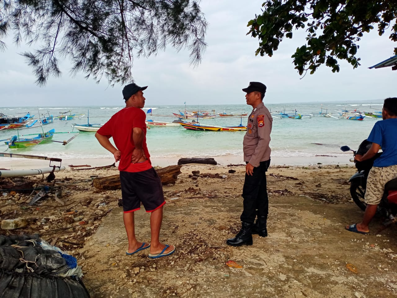 Patroli, Polsek Nasal Sambangi Nelayan Sampaikan Imbauan Kamtibmas 