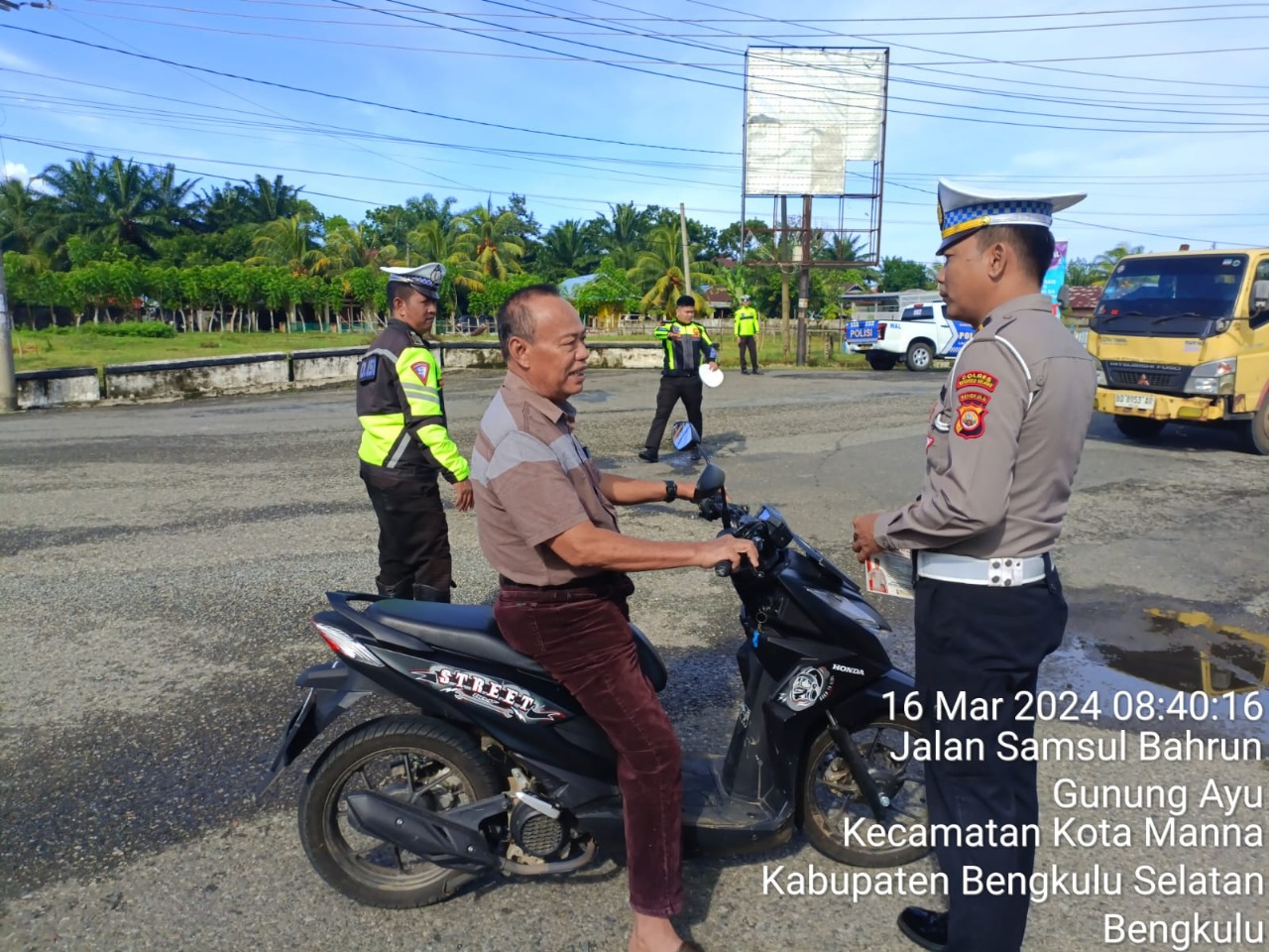 Bengkulu Selatan - Untuk memastikan keselamatan berlalu lintas berjalan dengan lancar, khususnya menjelang bulan Ramadhan 1445 Hijrah. Polres Bengkulu Selatan (BS) melalui Satlantas menggelar Giat Satgas III Operasi Keselamatan Nala 2024. Operasi tersebut dilakukan pada Kamis  14 Maret 2024 sekira pukul 16 .30 WIB sampai dengan selesai. Adapun titik operasi tersebut dipusat di Jalan protokol dalam Kota Manna, terutama Jln Jendral Sudirman Kecamatan Pasar Manna Kabupaten Bengkulu  dan Simpang Rukis Manna BS.