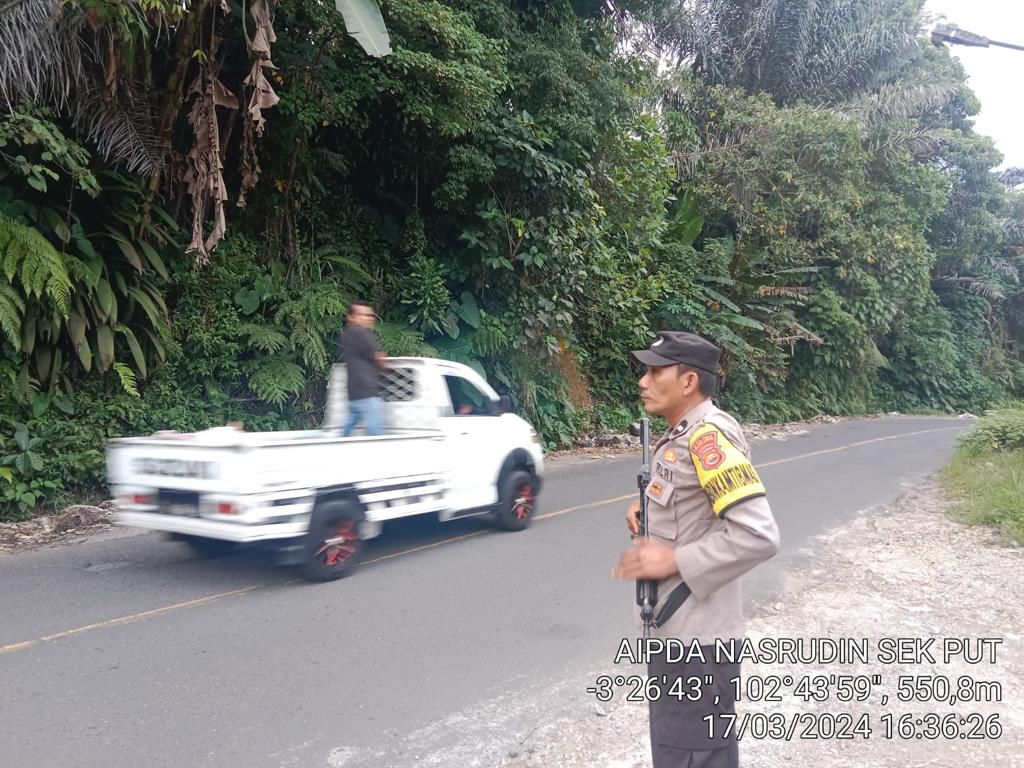 Amankan Titik Rawan Jalur Curup – Lubuklinggau, Polsek PUT Berikan Rasa Aman Kepada Masyarakat