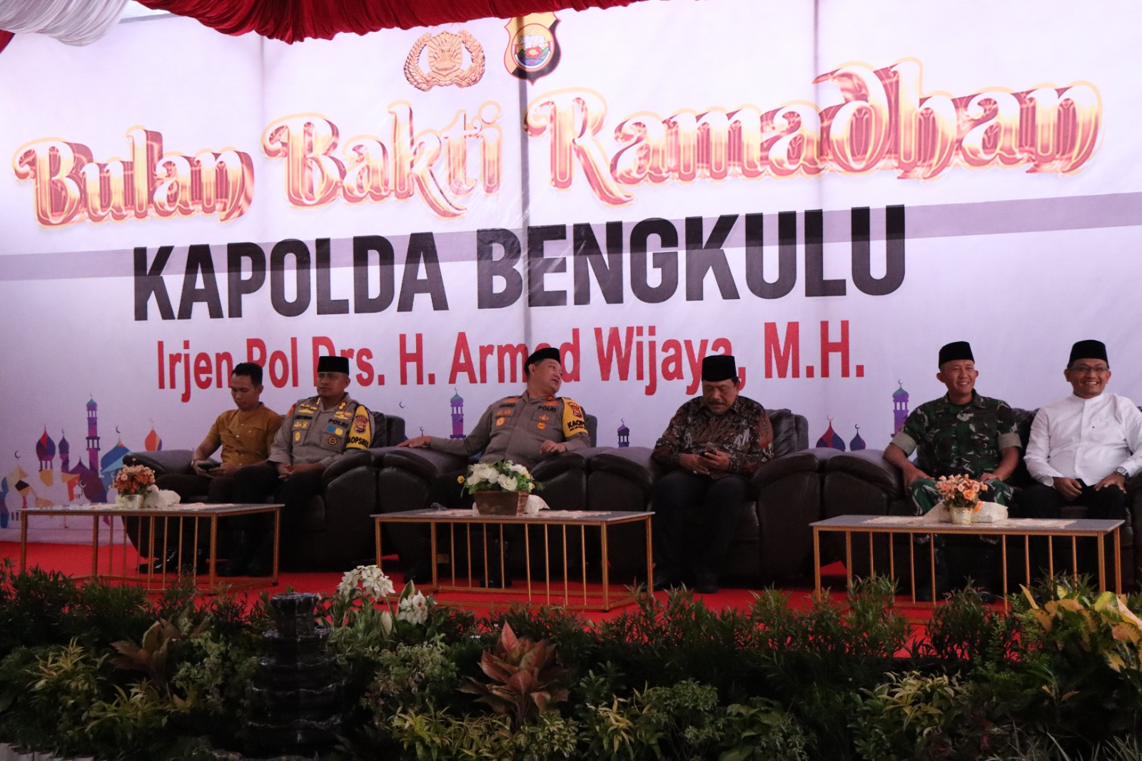 BULAN BAKTI RAMADHAN, KAPOLDA BENGKULU BAGIKAN PAKET SEMBAKO KEPADA WARGA KURANG MAMPU DI WILAYAH BENGKULU UTARA