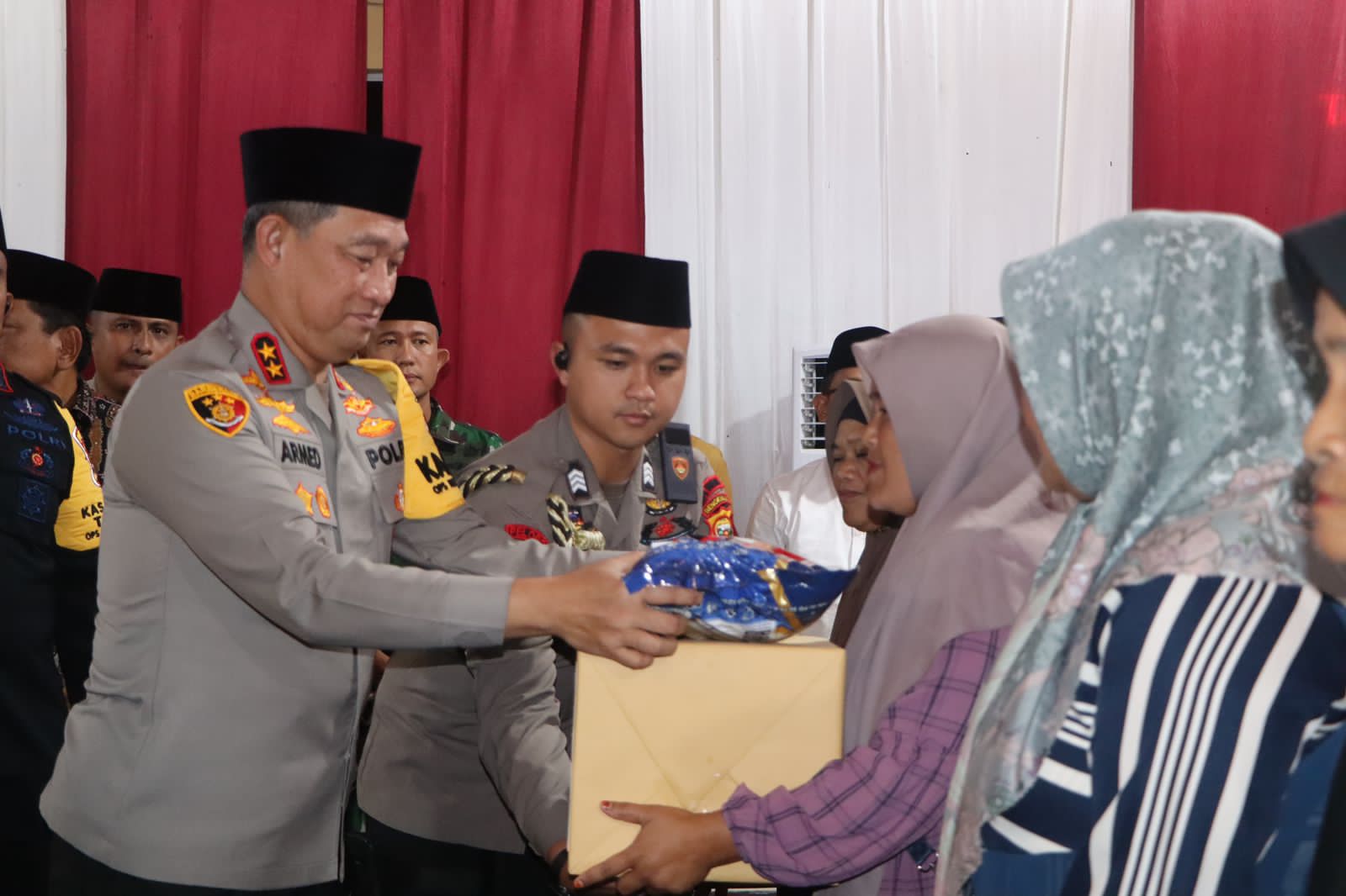 Haru! Kapolda Bengkulu Berdialog Langsung Kepada Masyarakat Penerima 100 Paket Bansos di Bengkulu Utara