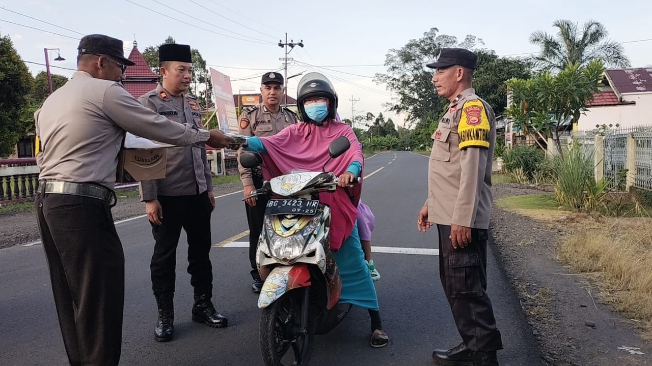 Polsek Padang Ulak Tanding Berbagi Takjil Kepada Masyarakat