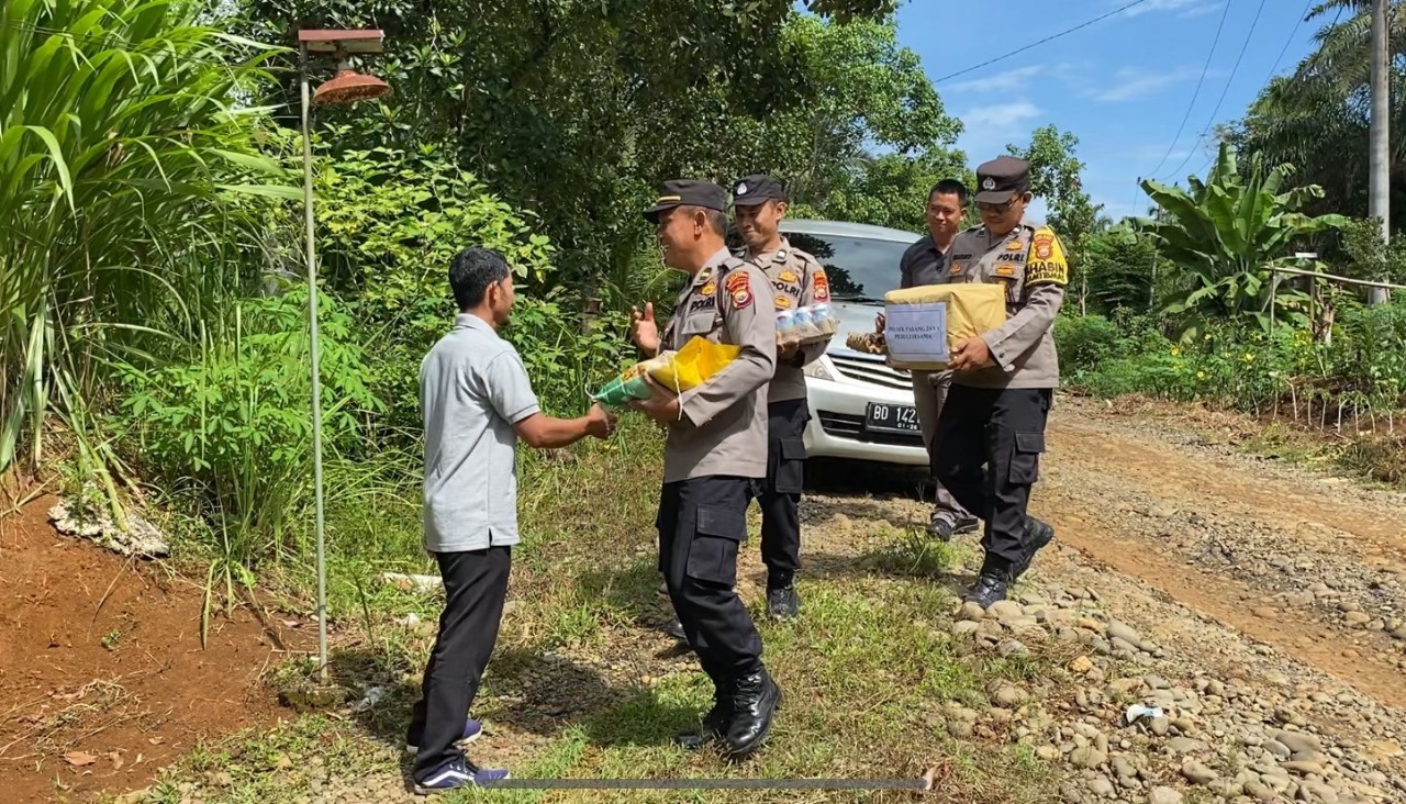 Peduli Sesama, Personel Polsek Padang Jaya Laksanakan Bakti Sosial kepada Masyarakat Desa Tanjung Harapan