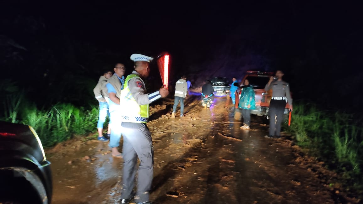 Quick Respon Polsek Giri Mulya Amankan Jalur Longsor di Bukit Resam 