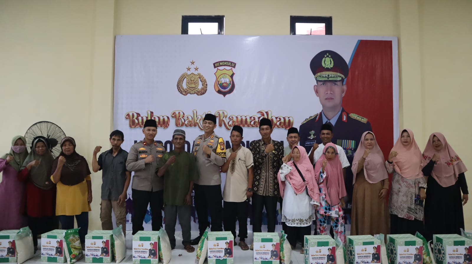 Kapolda Bengkulu Bagikan 100 Paket Sembako kepada Masyarakat Mukomuko 