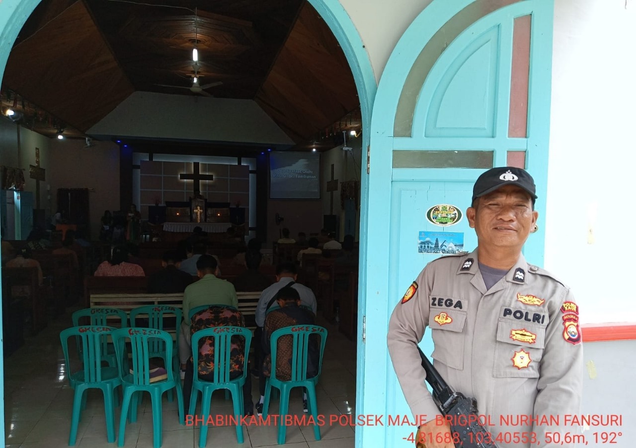 Berikan Pengamanan Ibadah di Gereja, Polsek Maje Ciptakan Kamtibmas Kondusif