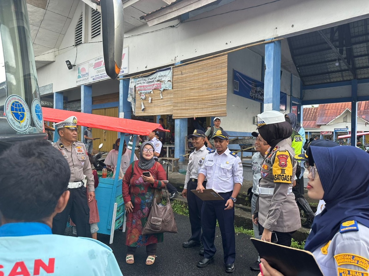 Polres Rejang Lebong Ramcek Transporatasi Umum dan Berikan Imbauan Kamseltibcarlantas kepada Sopir Armada 