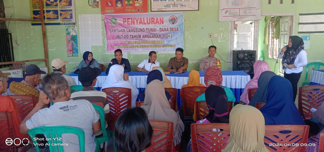 Bhabinkamtibmas Polsek Lebong Tengah Hadiri Penyaluran BLT DD di Desa Bunga Tanjung I