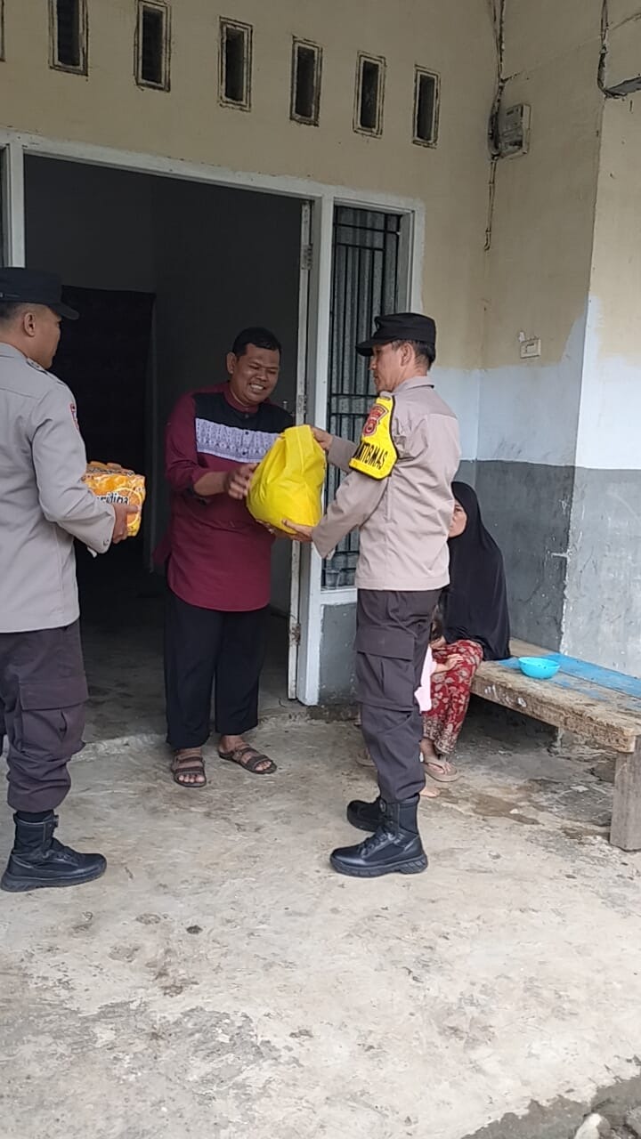 Polsek Curup Bagikan Bingkisan Lebaran Kepada Kaum Dhuafa