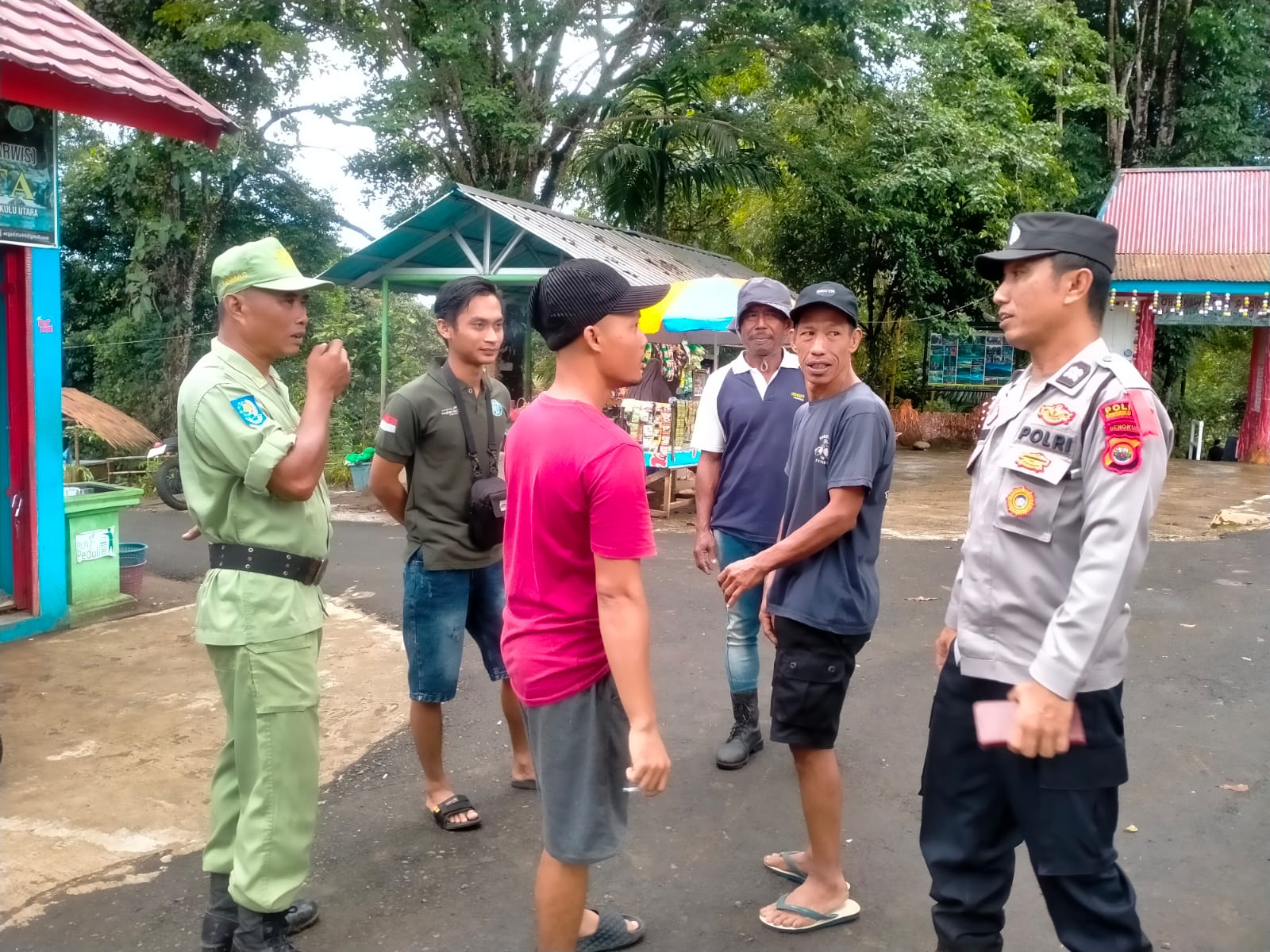 Satbinmas Polres Bengkulu Utara Berikan Imbauan kepada Pengunjung Objek Wisata