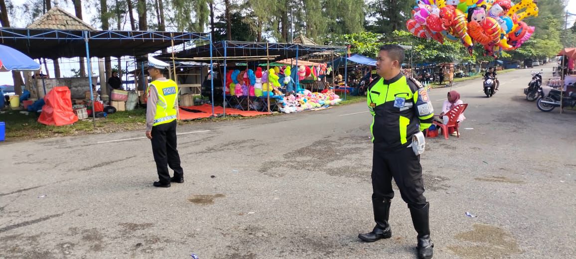 Satlantas Polres BS Berikan Imbauan Kepada Masyarakat Terkait Peningkatan Arus Lalu lintas di Pertigaan Menuju Pantai Pasar Bawah