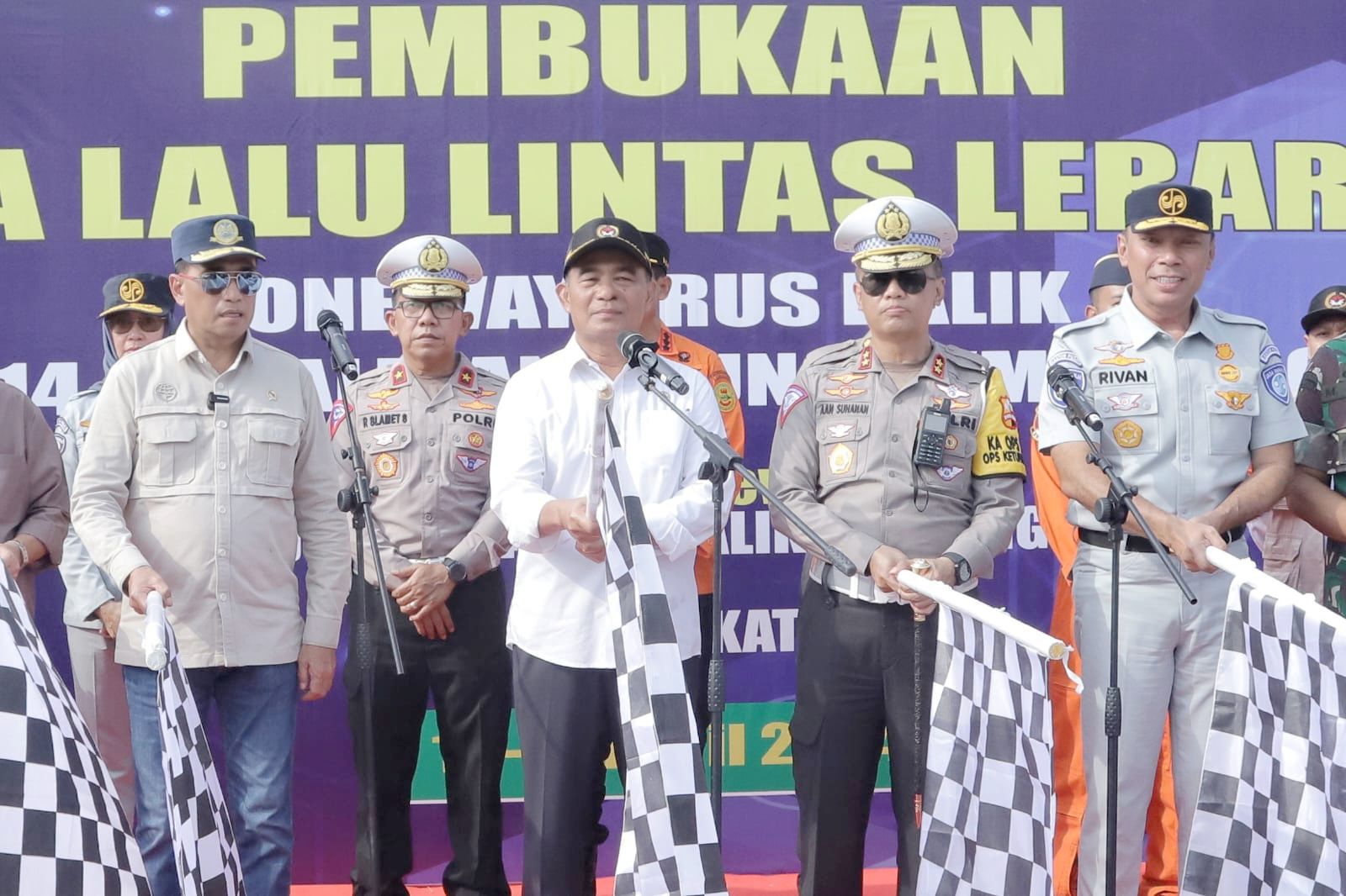 Turut Serta Lepas Arus Balik One Way, Rivan A. Purwantono Imbau Pemudik Kooperatif Ikuti Arahan Petugas 