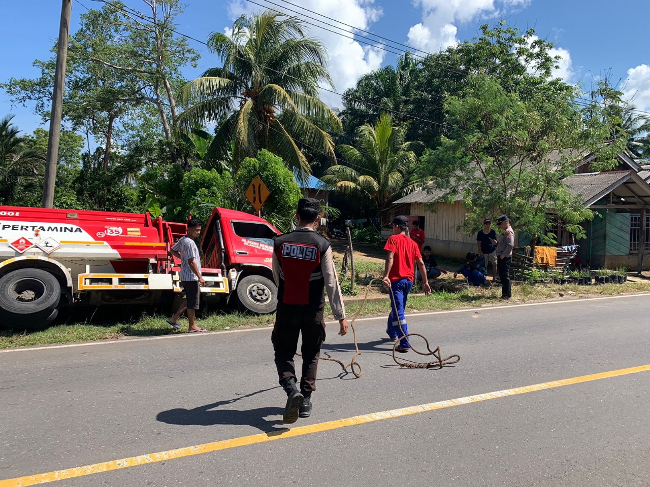 Quick Respon, Polsek Batiknau Datangi TKP Laka Lantas Tangki Minyak 