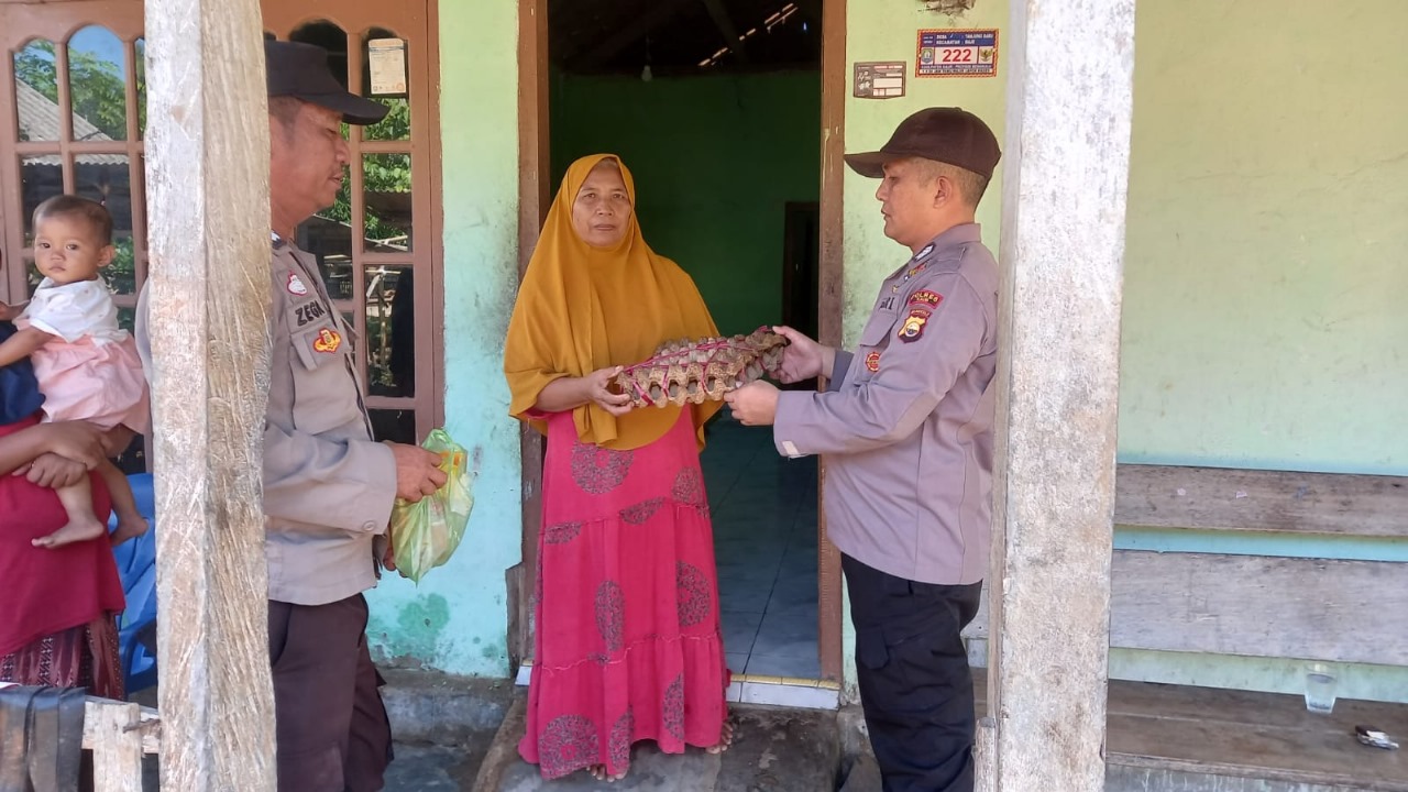 Berbagi Sesama, Polsek Maje Bagikan Sembako Kepada Warga Kurang Mampu  
