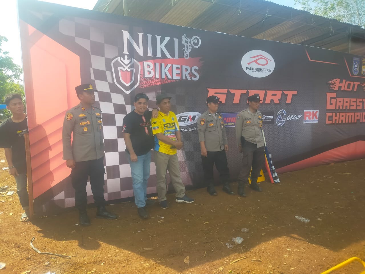 Personel Polsek Air Besi Berhasil Amankan Open Grasstrack Championship 2024 di Desa Tanjung Karet