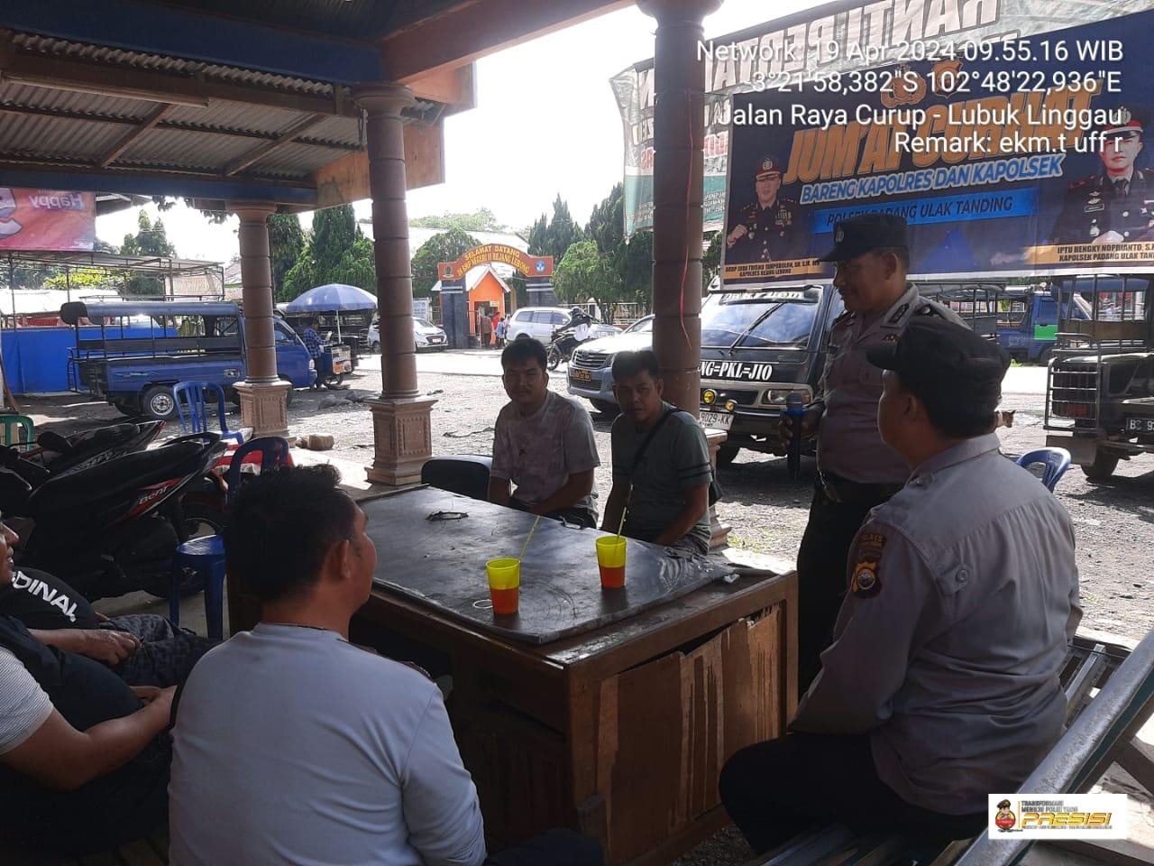 Gelar Jumat Curhat, Bhabinkamtibmas Polsek Padang Ulak Tanding Sampaikan Imbauan Kamtibmas 