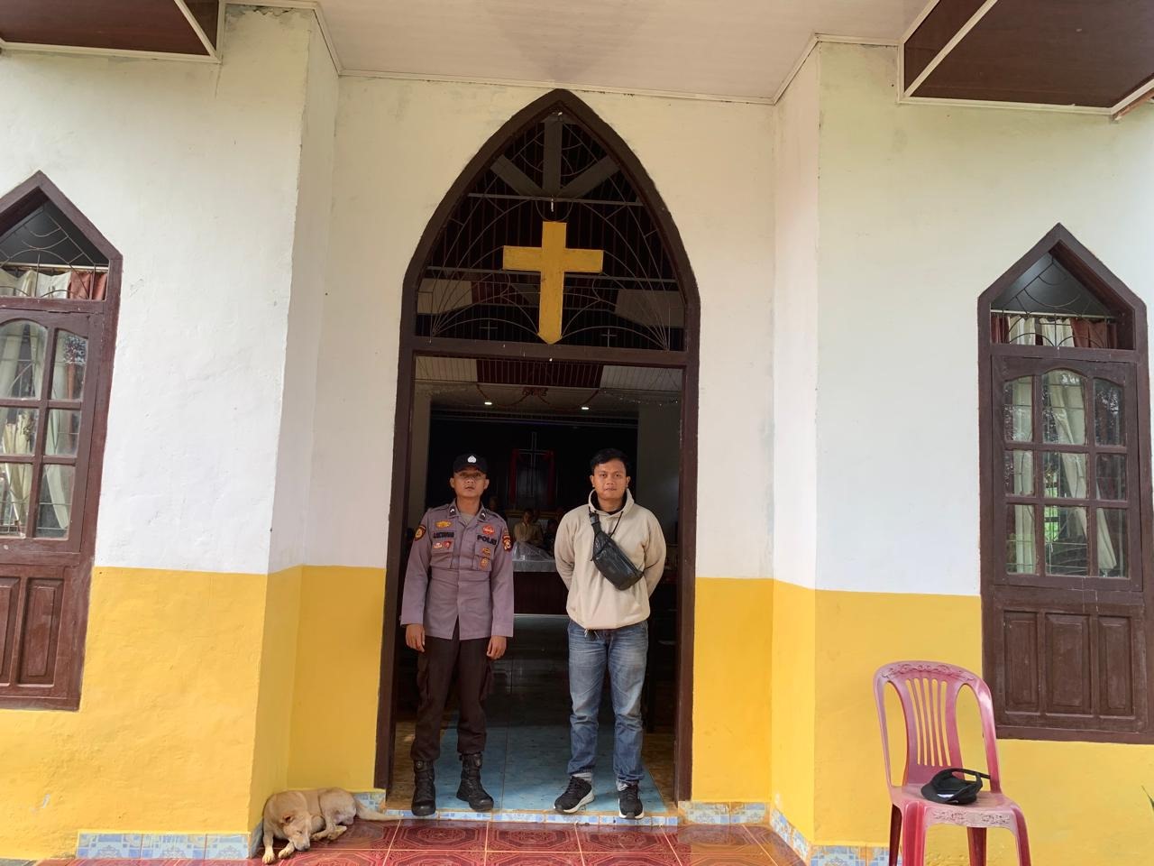 Pengamanan Ibadah di Gereja, Kapolsek PUT bersma Personel Sampaikan Imbauan Kamtibmas 