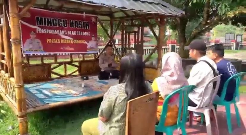 Minggu Kasih, Bhabinkamtibmas Sampaikan Imbauan Kamtibmas Bersama Warga Padang Ulak Tanding 