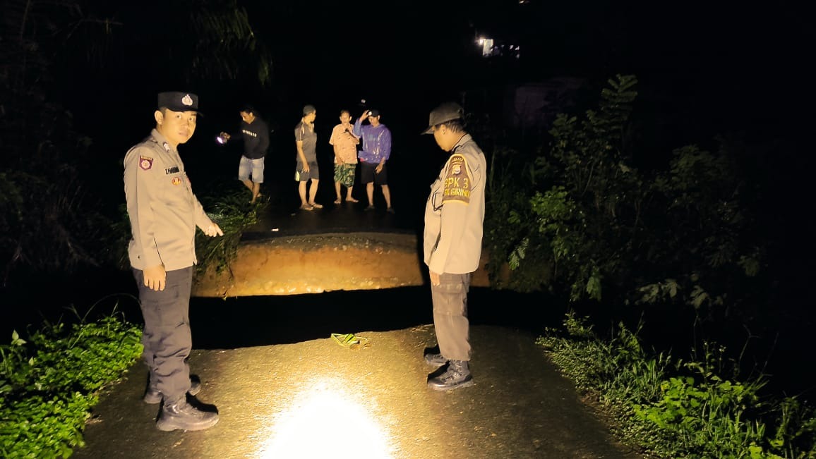 Quick Respon Polsek Giri Mulya datangi TKP Jalan Amblas Di Desa Rena Jaya