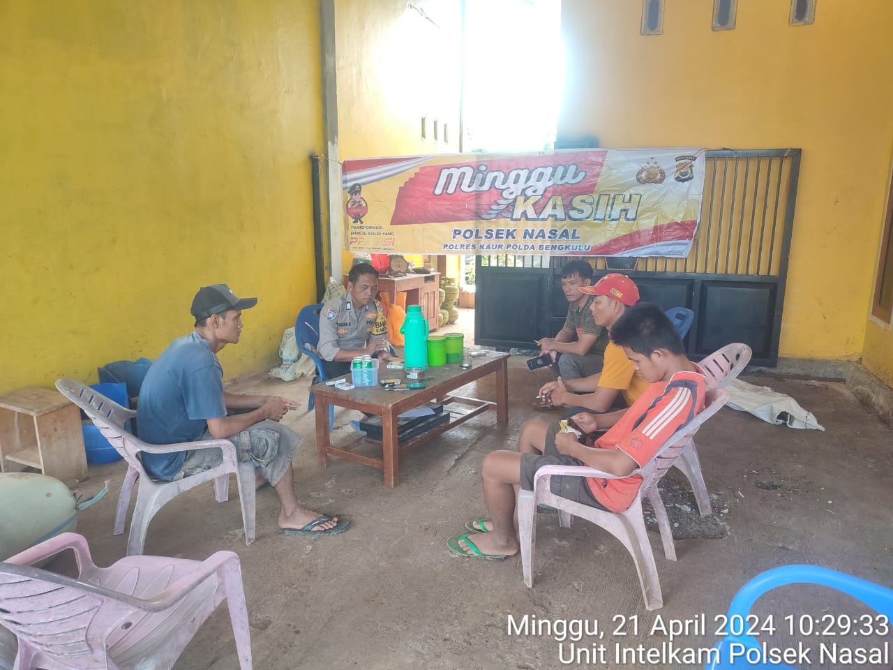 Polsek Nasal Sampaikan Pesan-Pesan Kamtibmas Lewat Minggu Kasih di Desa Ulak Pandan 